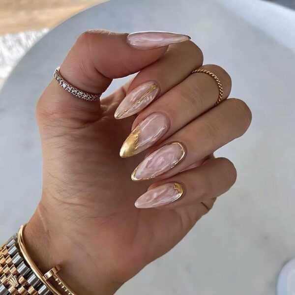 Как создать нюдовый маникюр с золотом