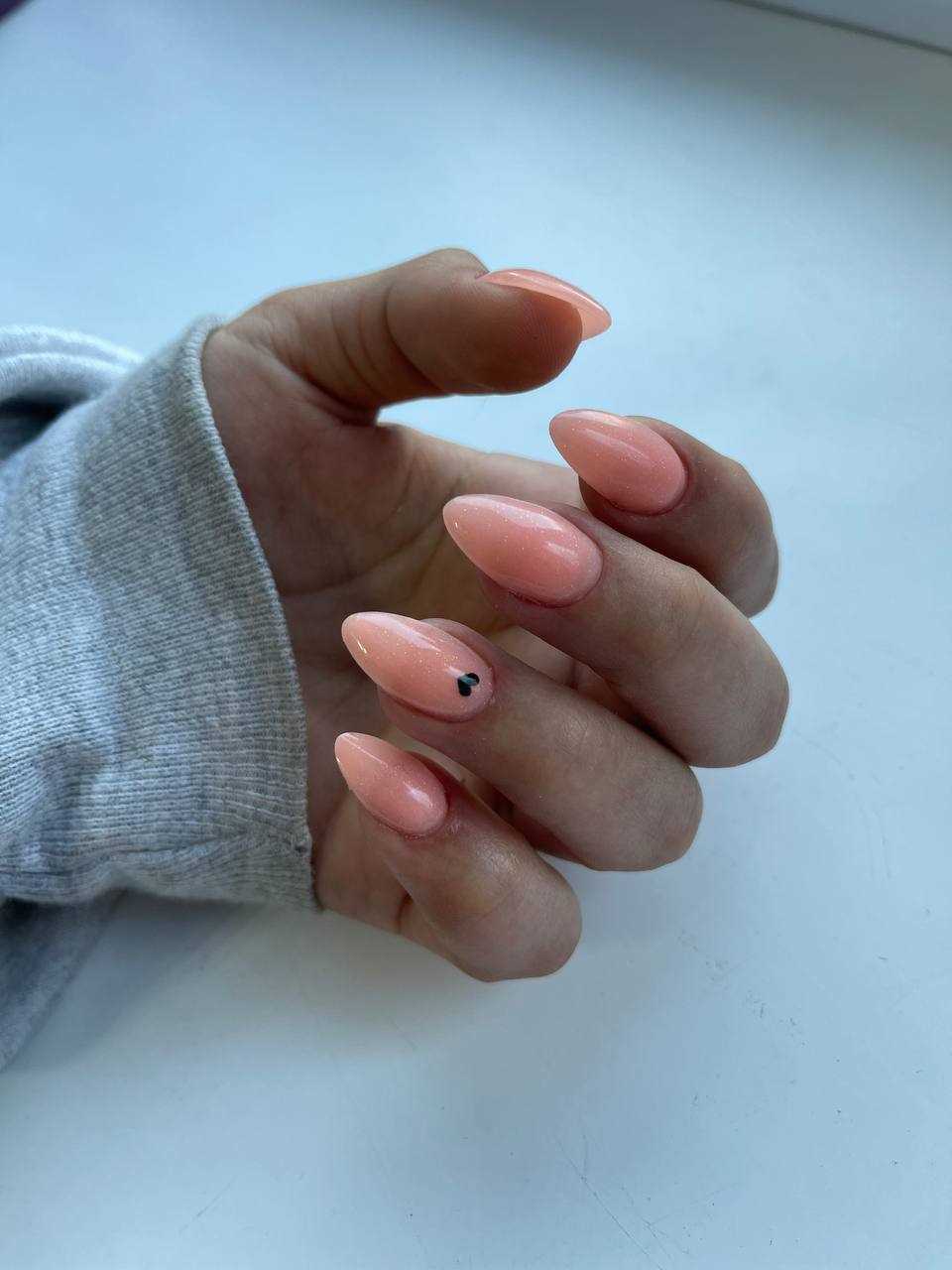 Идеи для стильного персикового маникюра