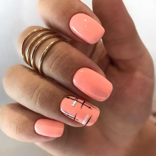 Сочетание персикового маникюра с другими оттенками