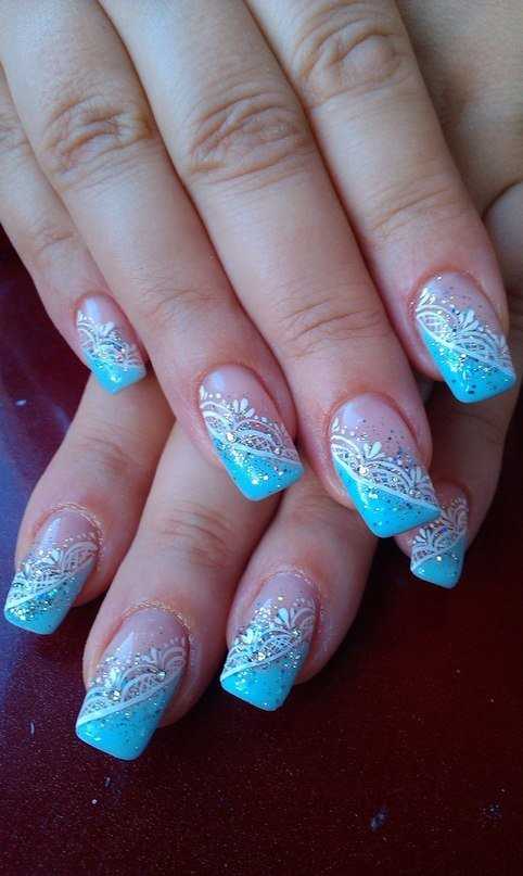 Синий маникюр на короткие ногти: от милых полосок до элегантных декораций