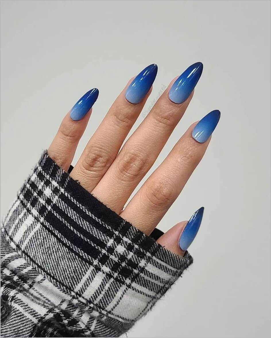 Нежный маникюр на короткие синие ногти