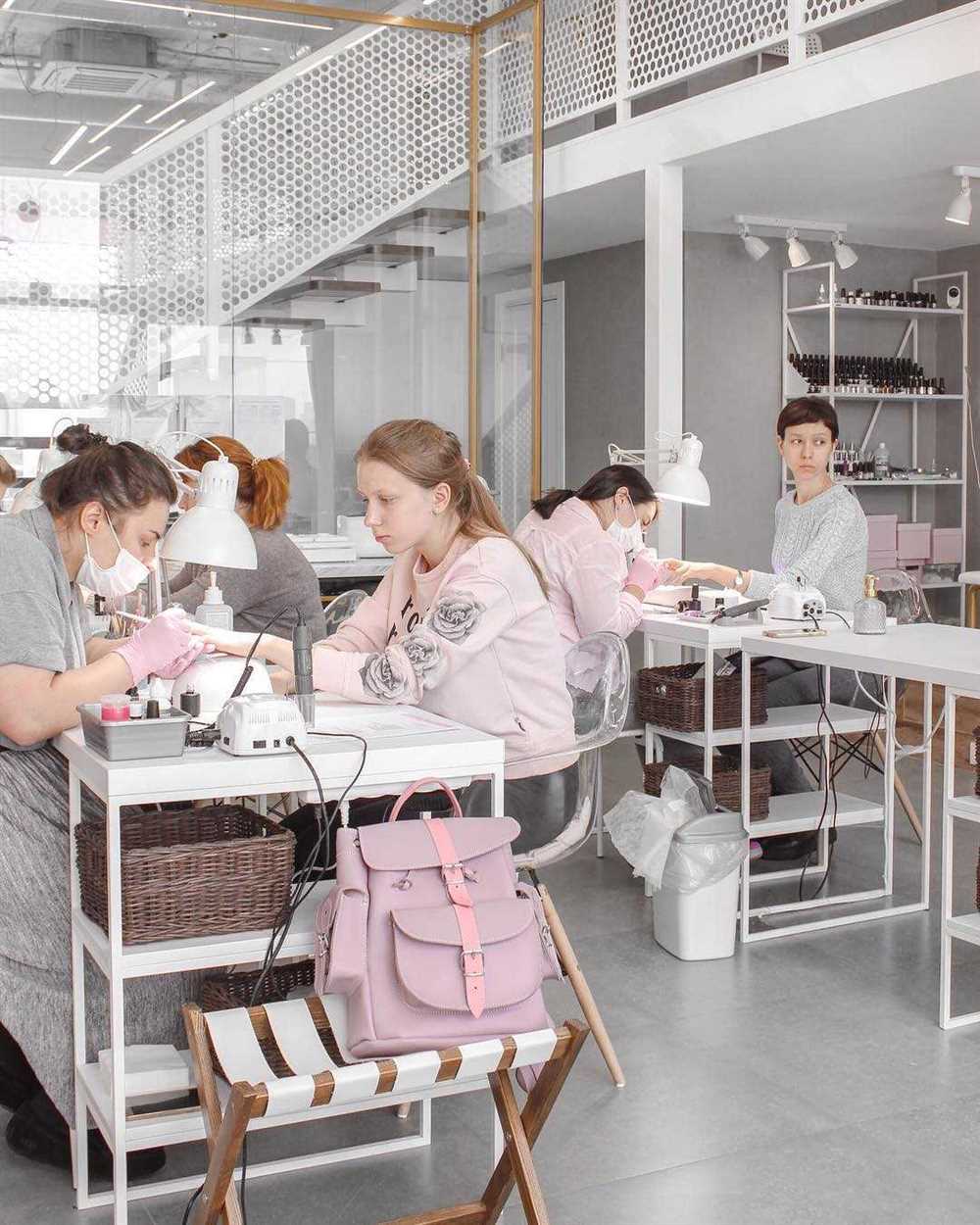 Факторы, влияющие на уровень заработной платы мастеров маникюра