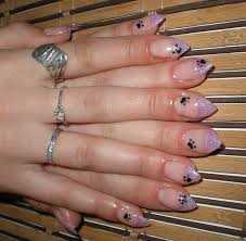 Смешной смайлик на акцентном ногте