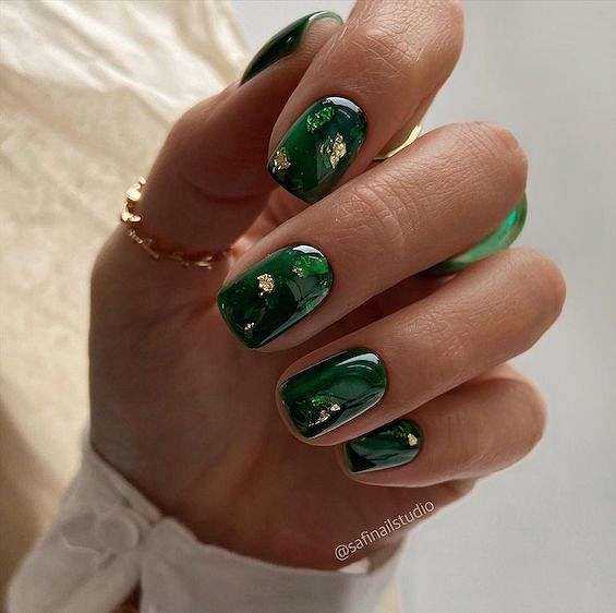 Зеленый маникюр на короткие ногти