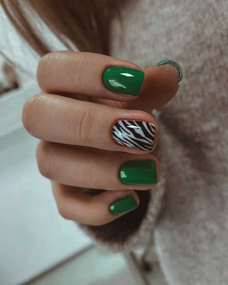 Темно зеленый маникюр
