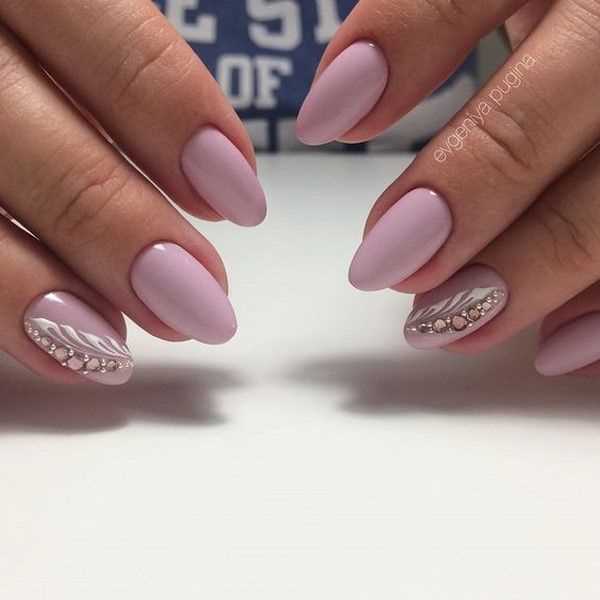 Маникюр с лепестками и листьями