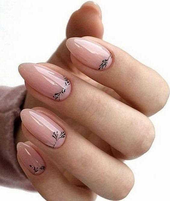 Нежный весенний маникюр для романтичных и элегантных леди