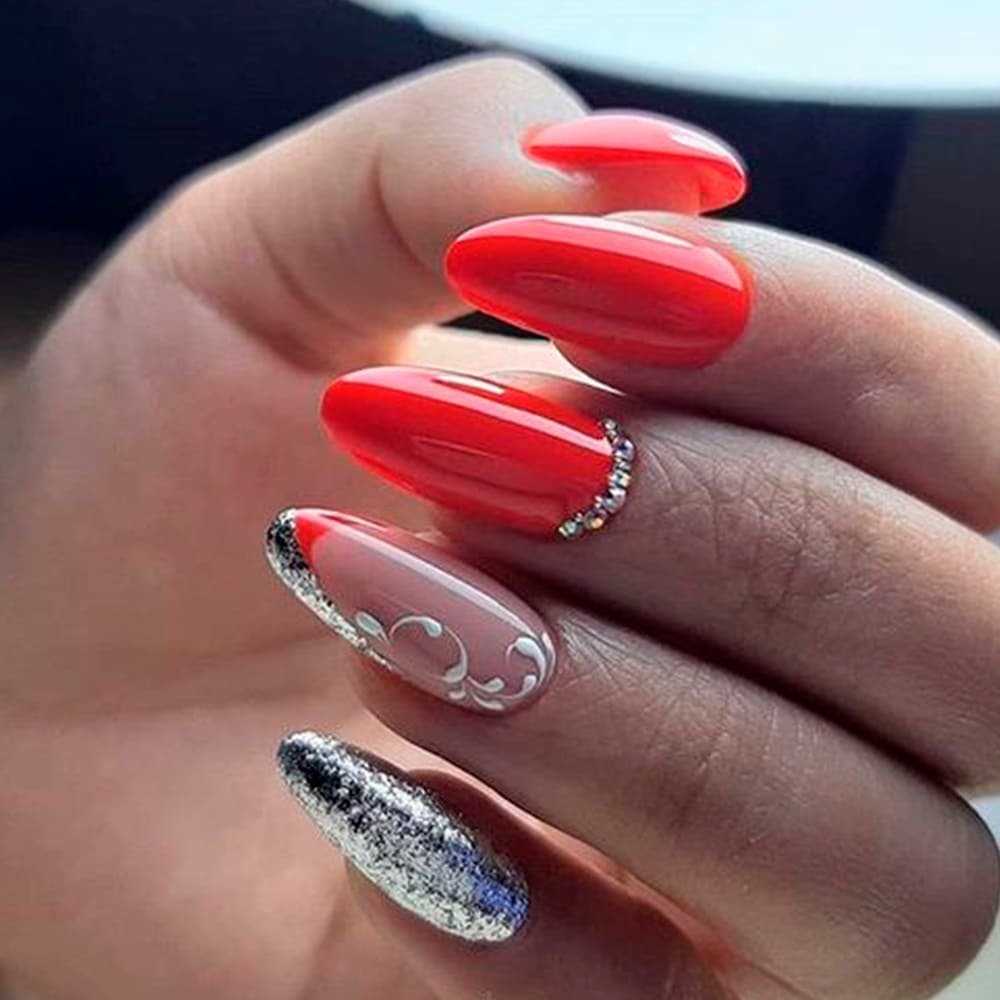 Маникюр с красной геометрией