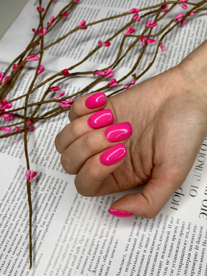 Нежный розовый маникюр на короткие ногти